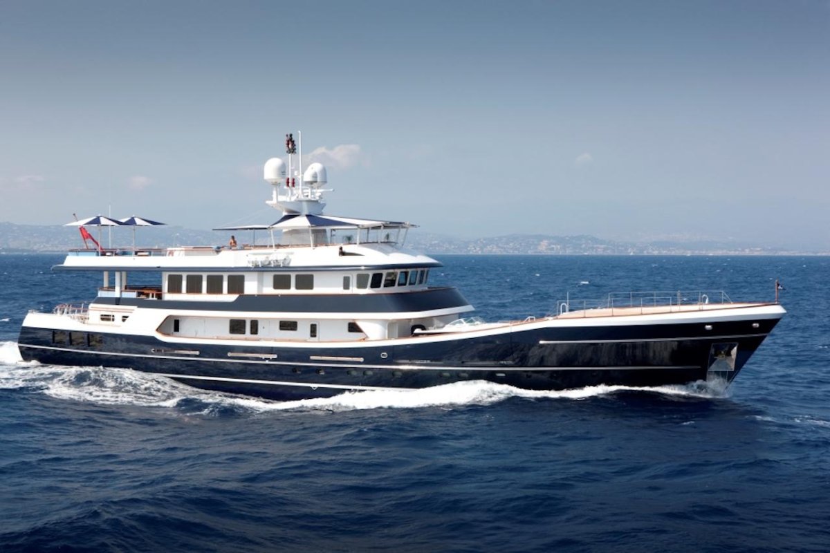 Яхта моторная двухпалубная