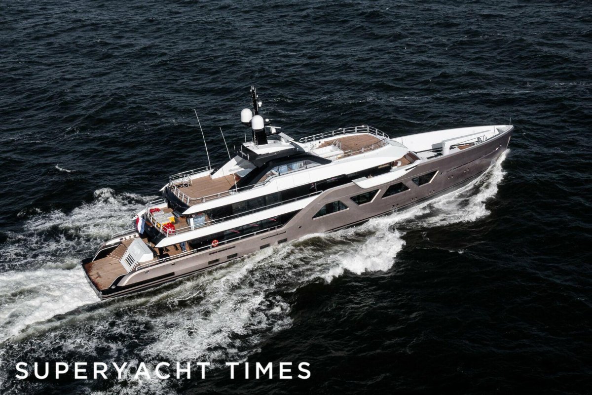 Яхта Вселенная