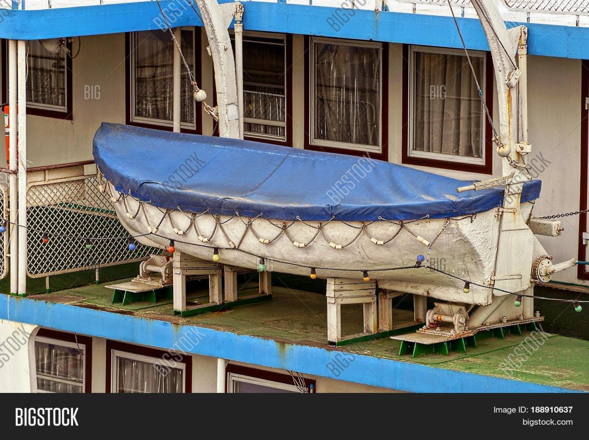 Спасательная шлюпка на судне