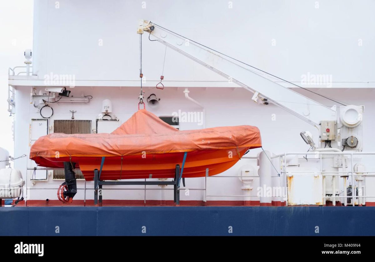 Оранжевая шлюпка на корабле