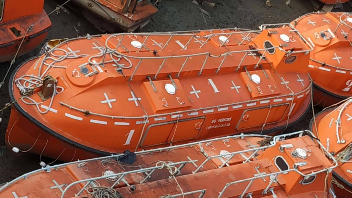 Лодка Вельбот спасательная шлюпка