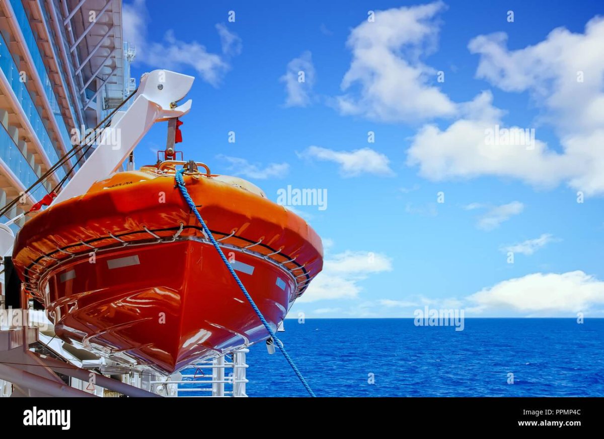 Шлюпка висит на корабле