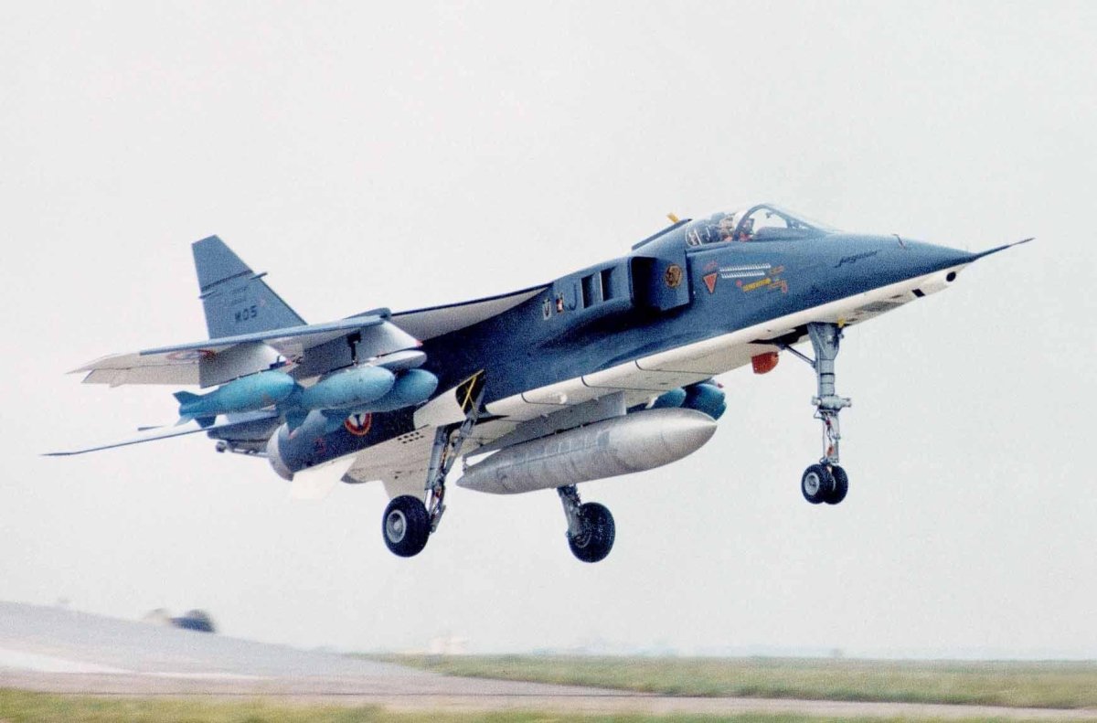 Истребитель бомбардировщик Ягуар