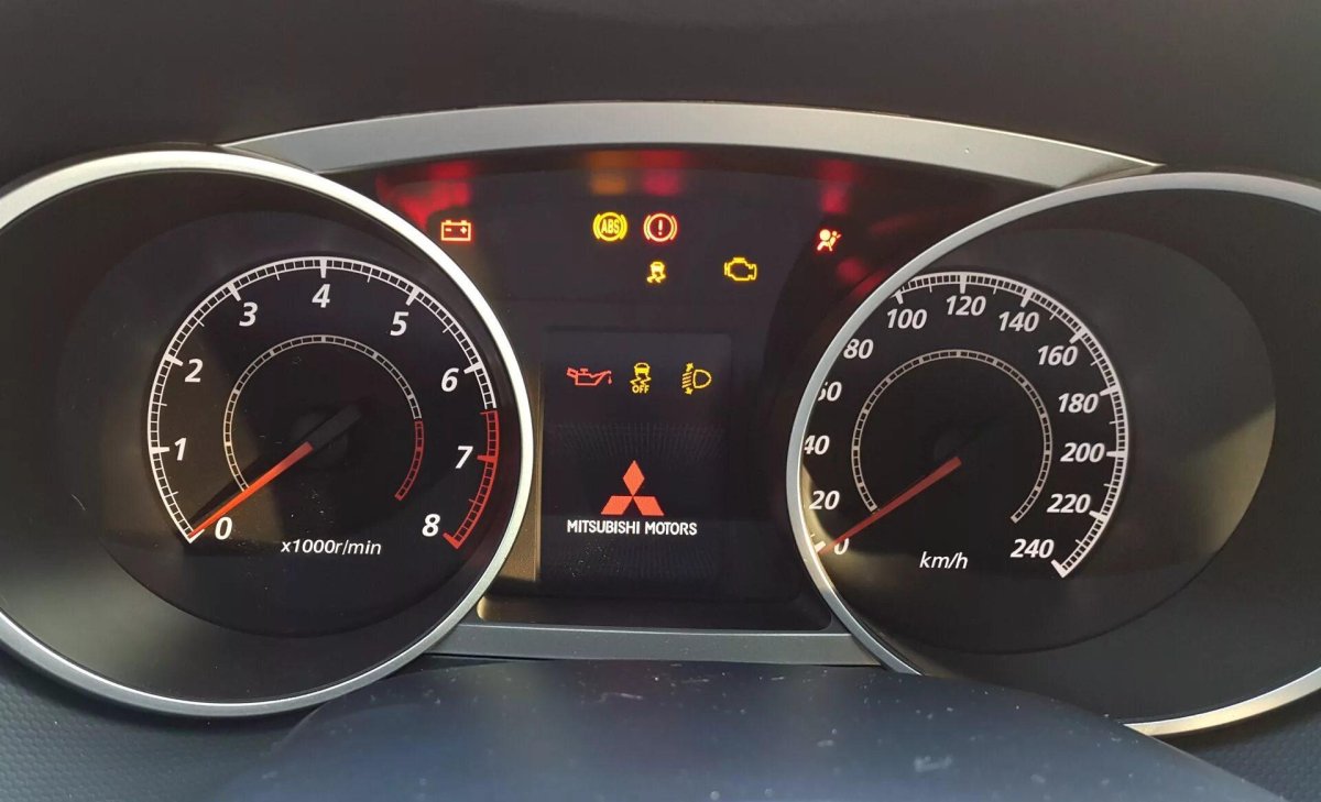 Mitsubishi Outlander приборная панель