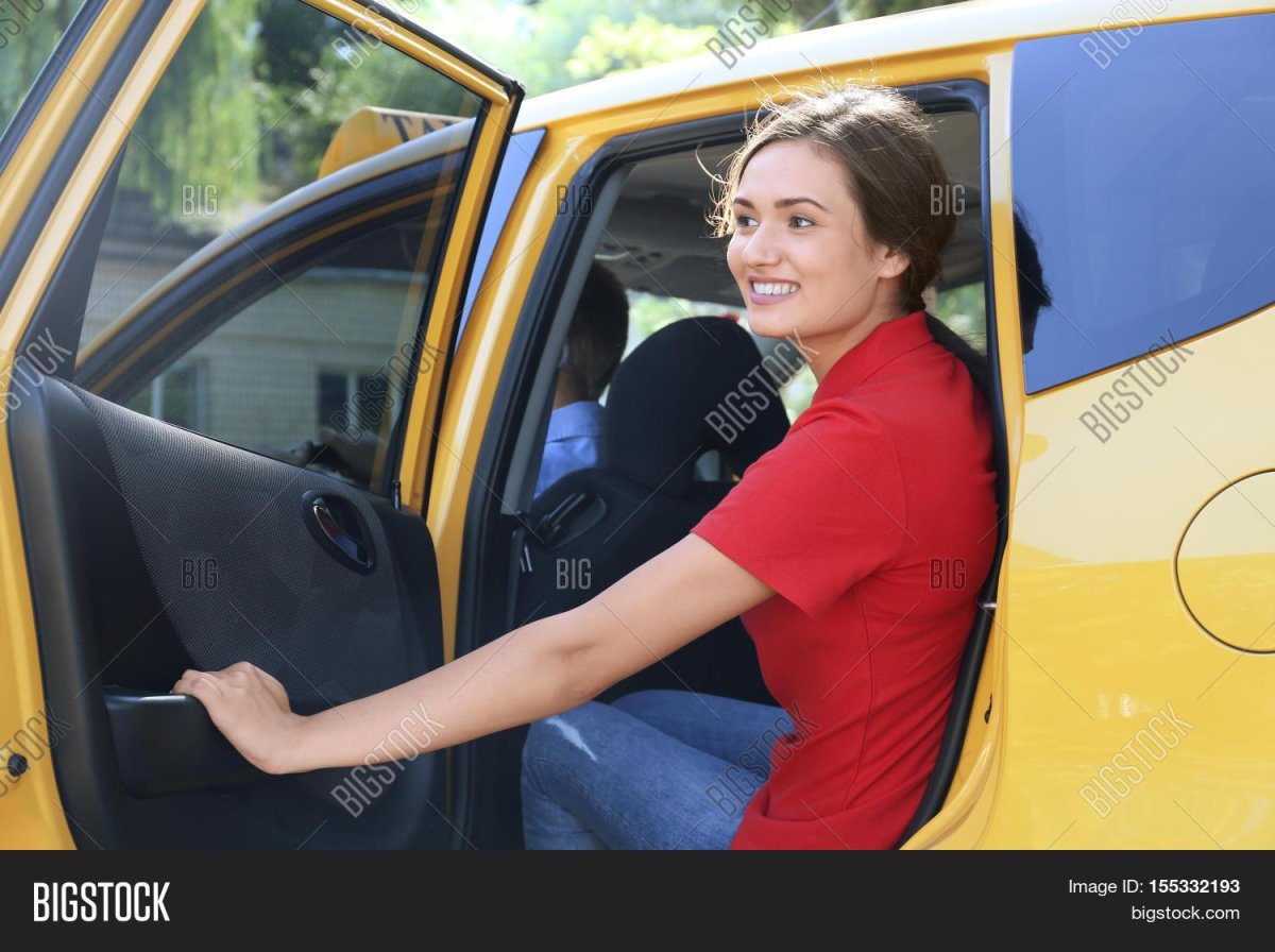 Пассажир выходит из автомобиля