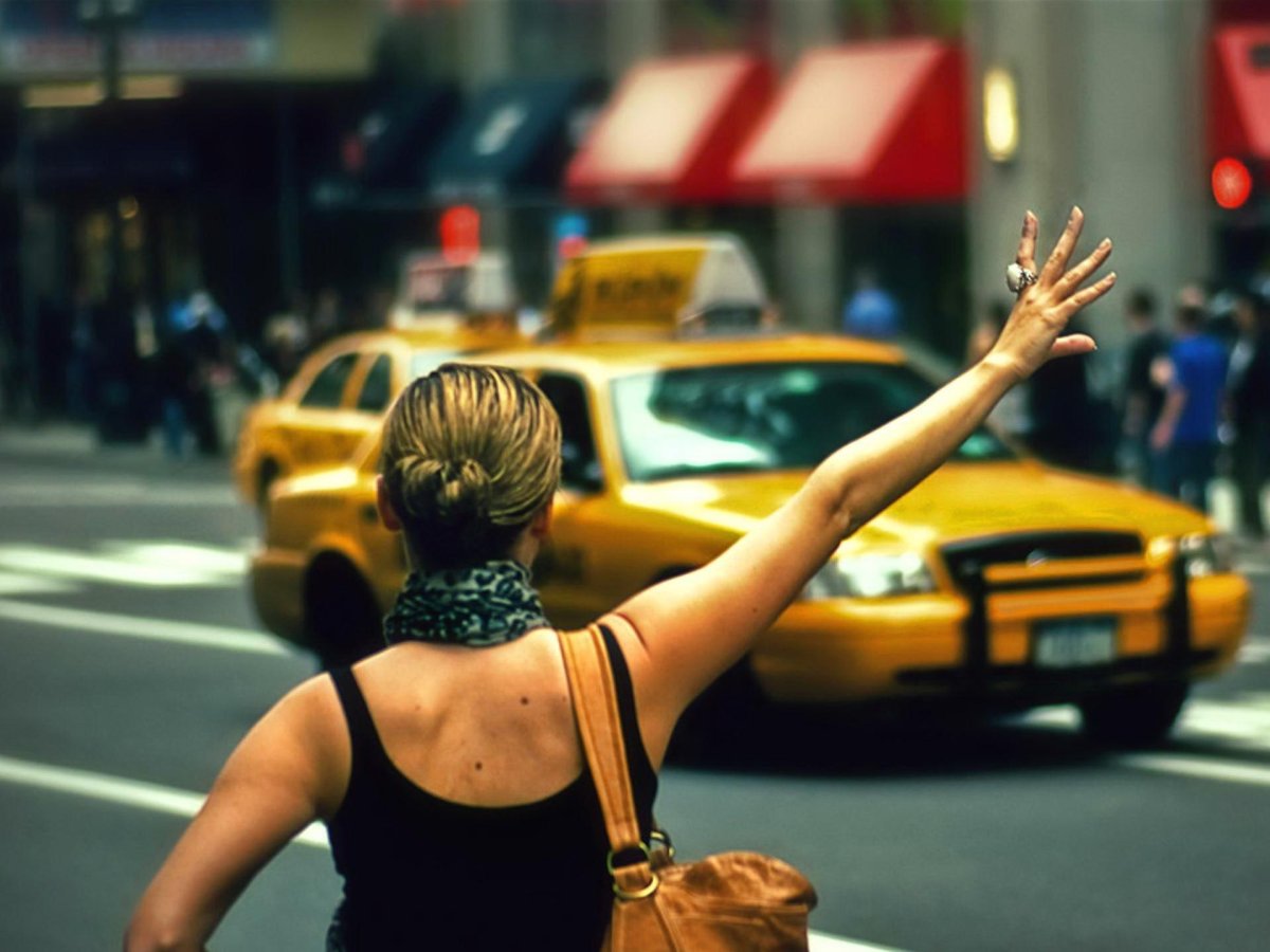 Девушка ловит такси