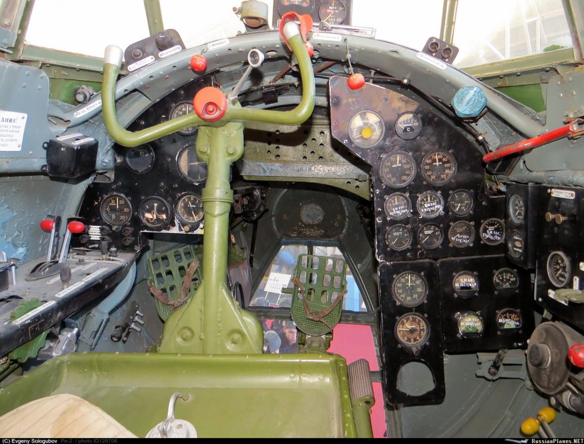 Кабина самолета пе 2