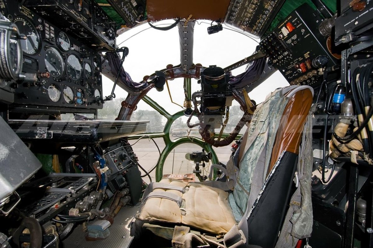 АН 12 кабина