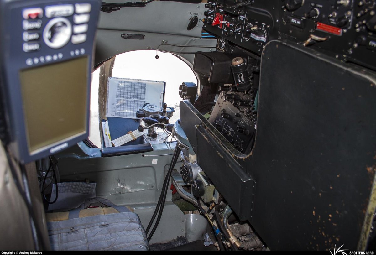 АН 26 кабина радиста