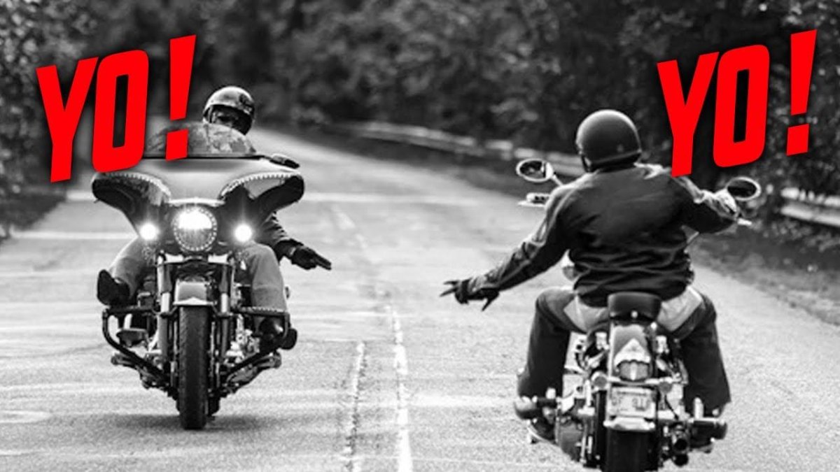 Мотоцикл на дороге