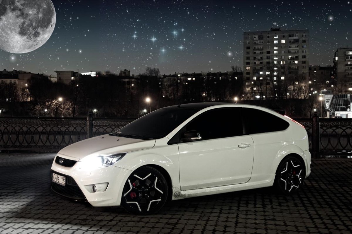 Черно белый Форд фокус 2