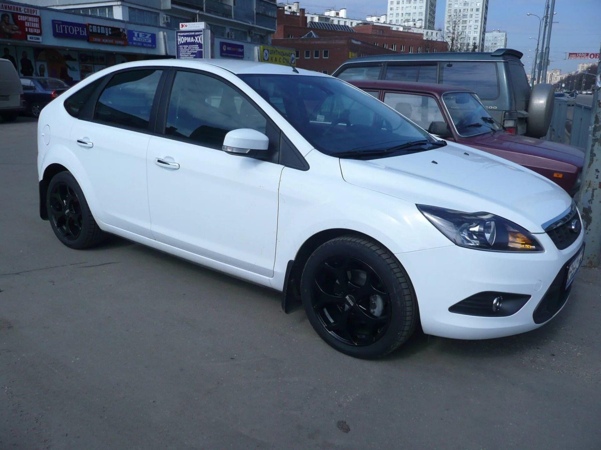 Белый Форд фокус 3 на черных дисках