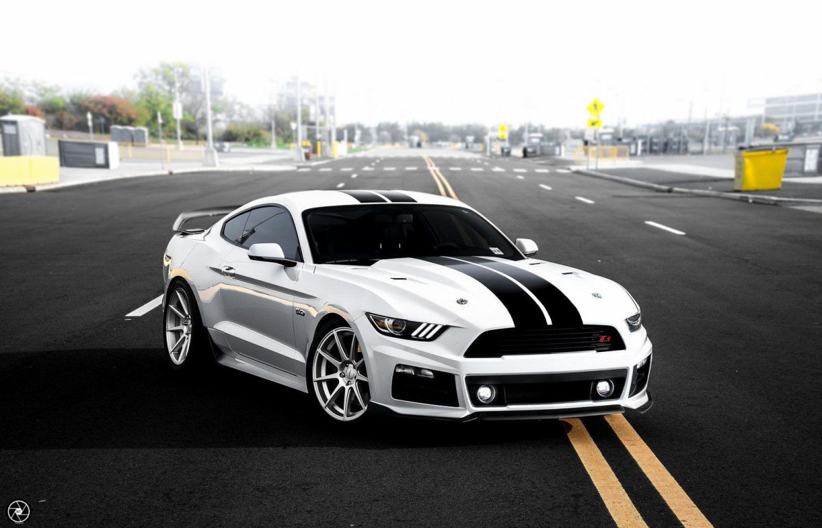 Форд Мустанг белый