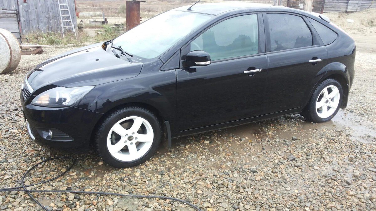 Форд фокус 2 хэтчбек черный на дисках