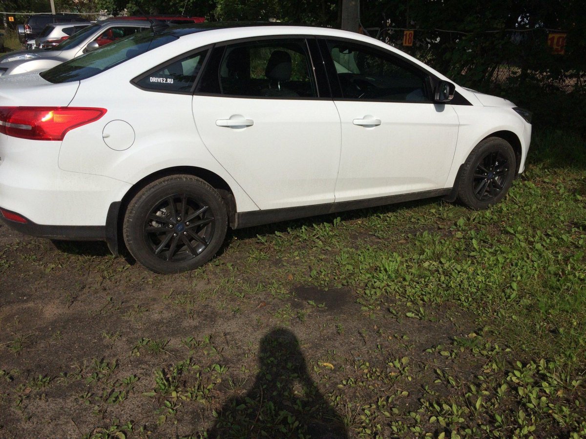 Белый Форд фокус 3 с черными дисками