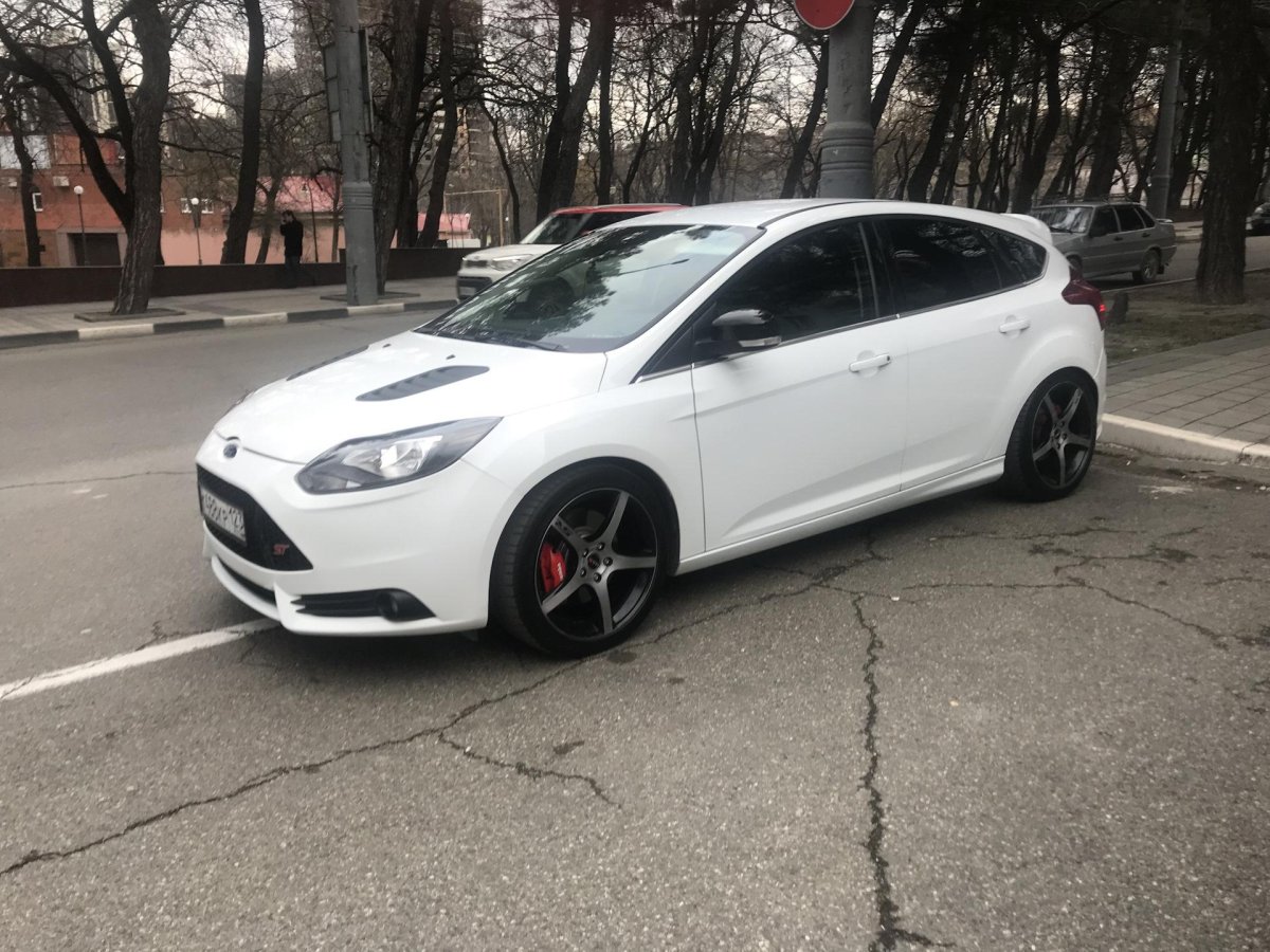 Форд фокус 3 хэтчбек белый с черной крышей