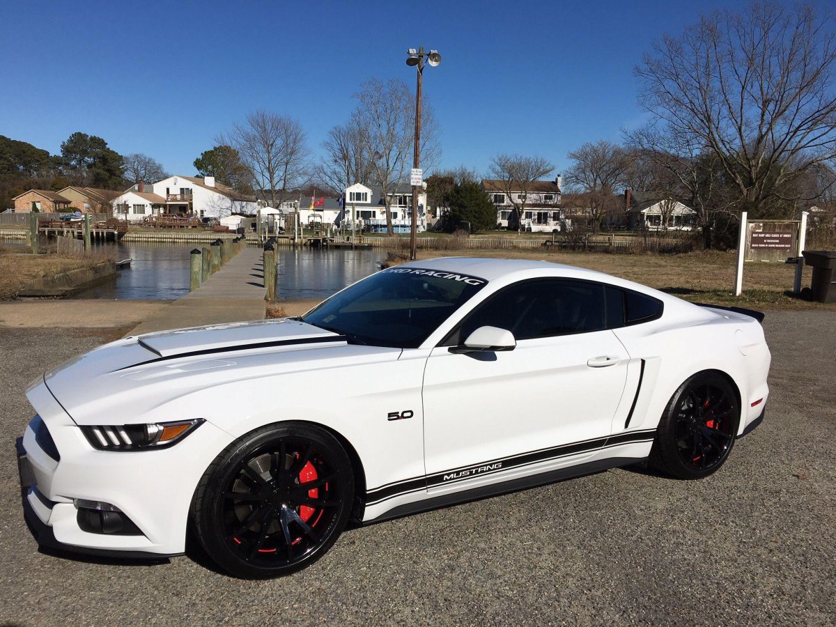 Форд Мустанг белый