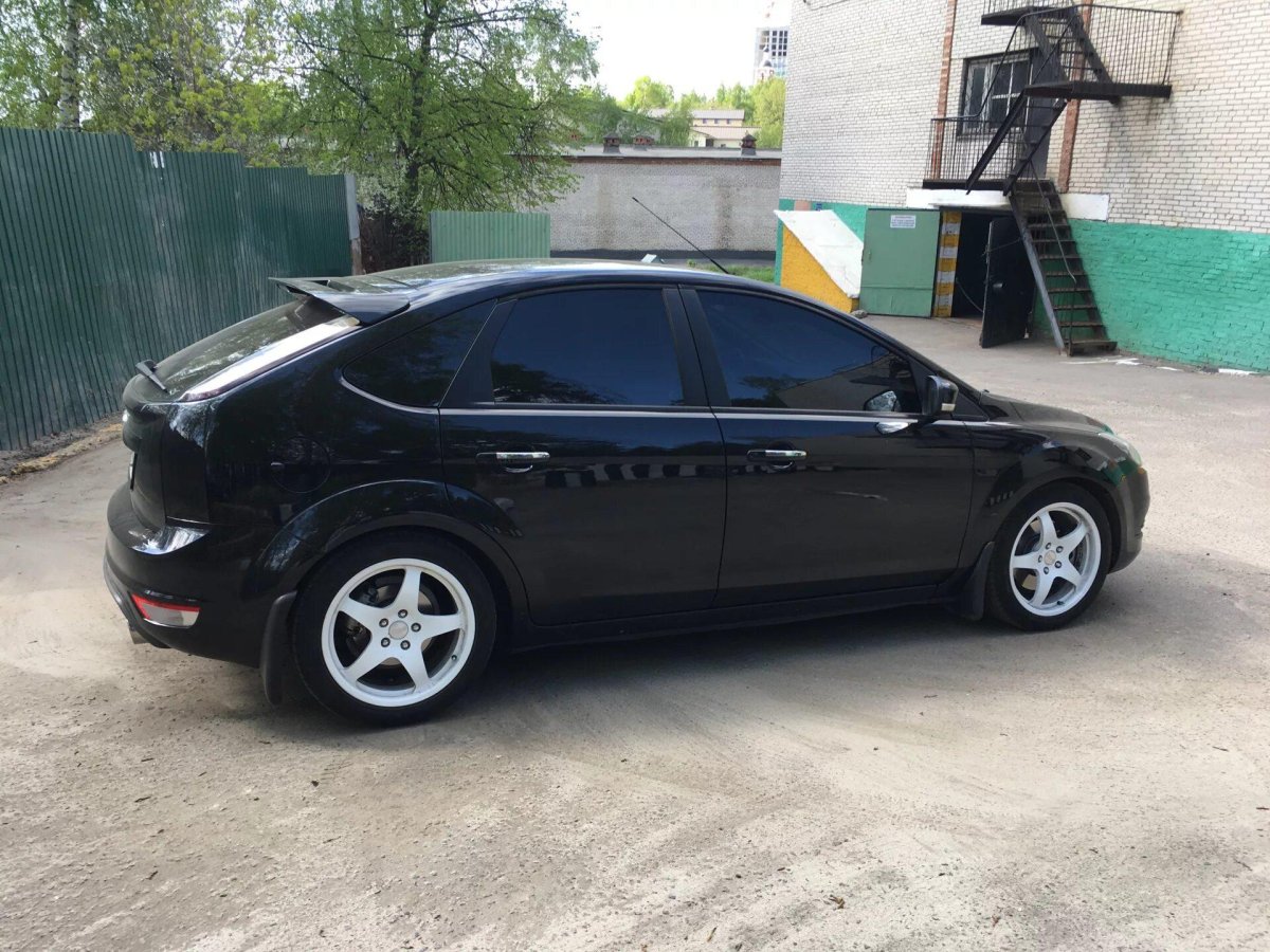 Форд фокус 2 хэтчбек черный на дисках