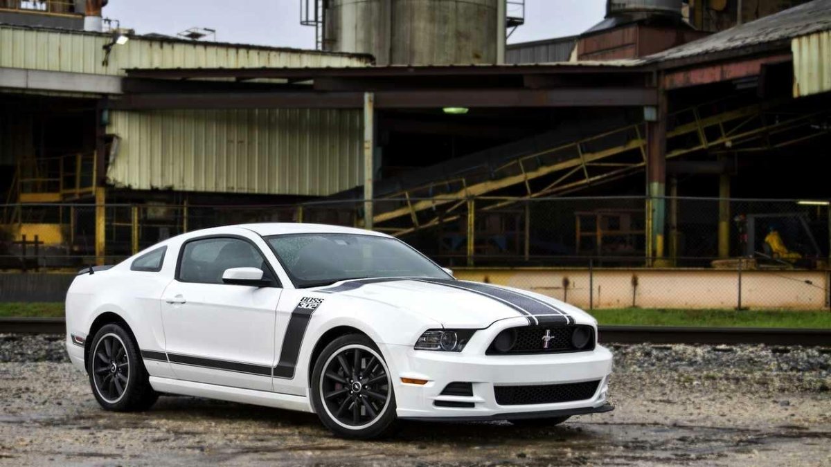 Форд Мустанг белый