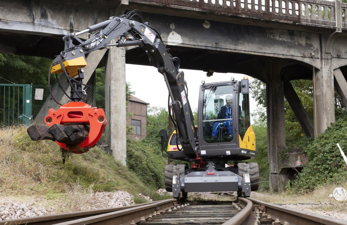 Экскаватор погрузчик Жейсмар