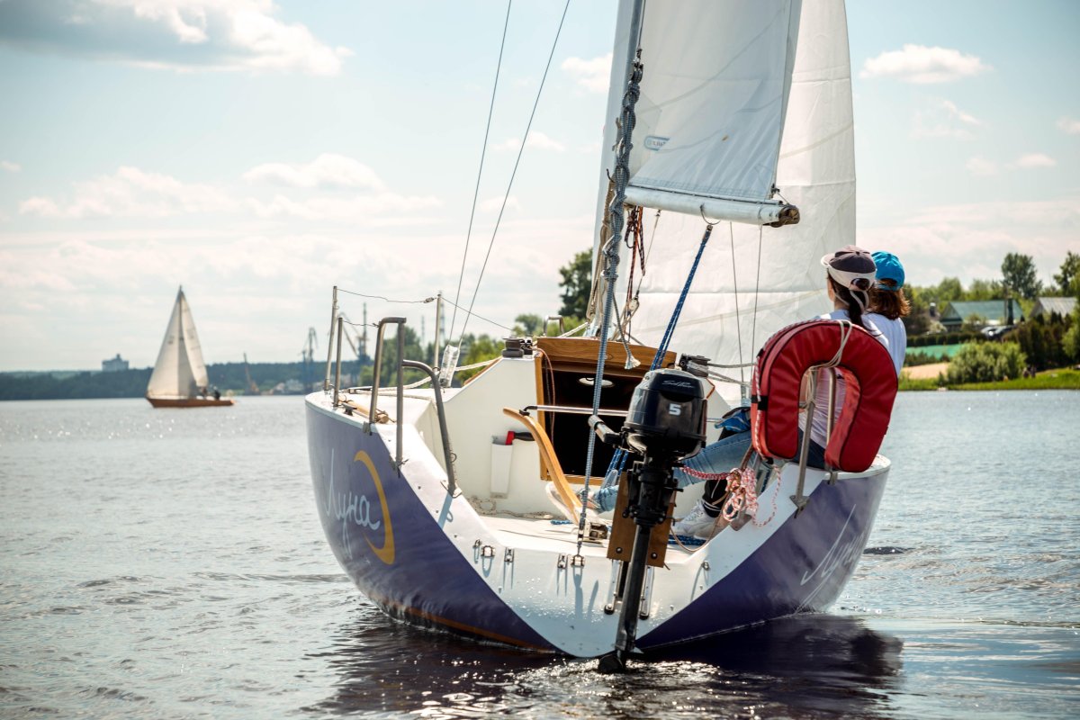Парусная яхта класса кадет