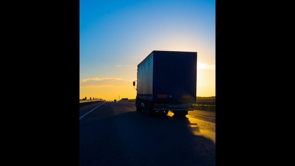 Уезжающий грузовик