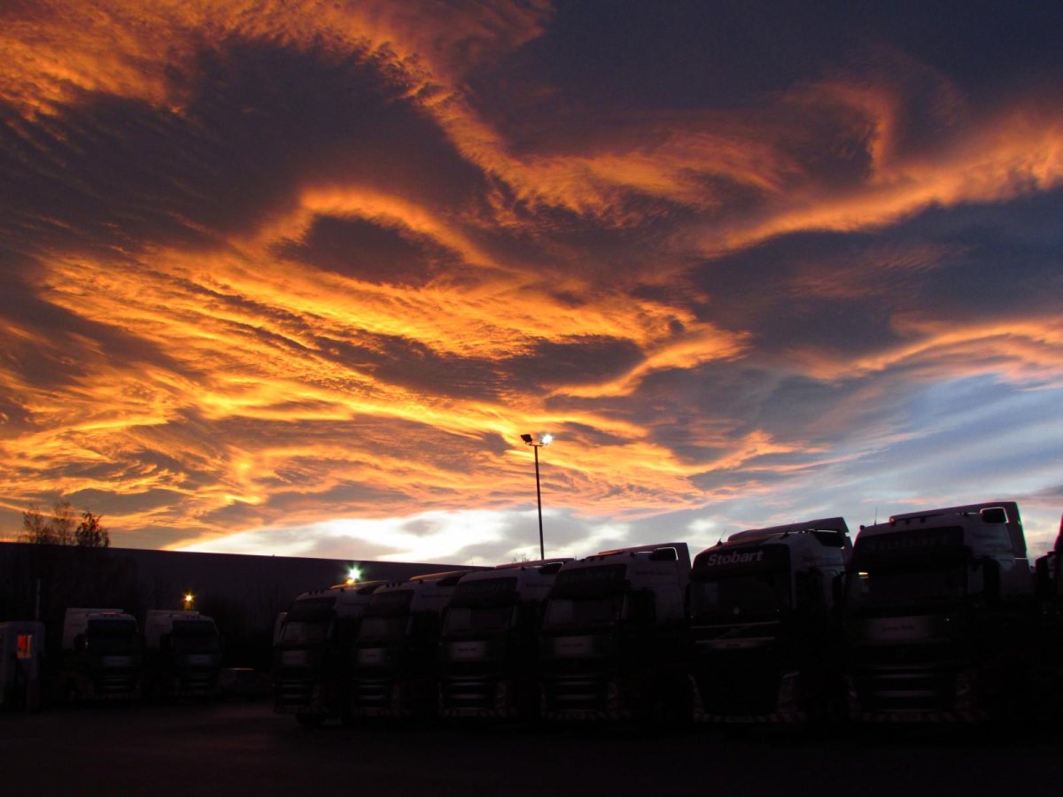 Грузовик вдали