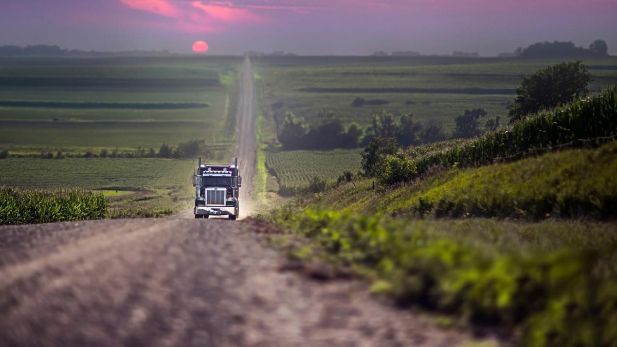 Машина на дороге