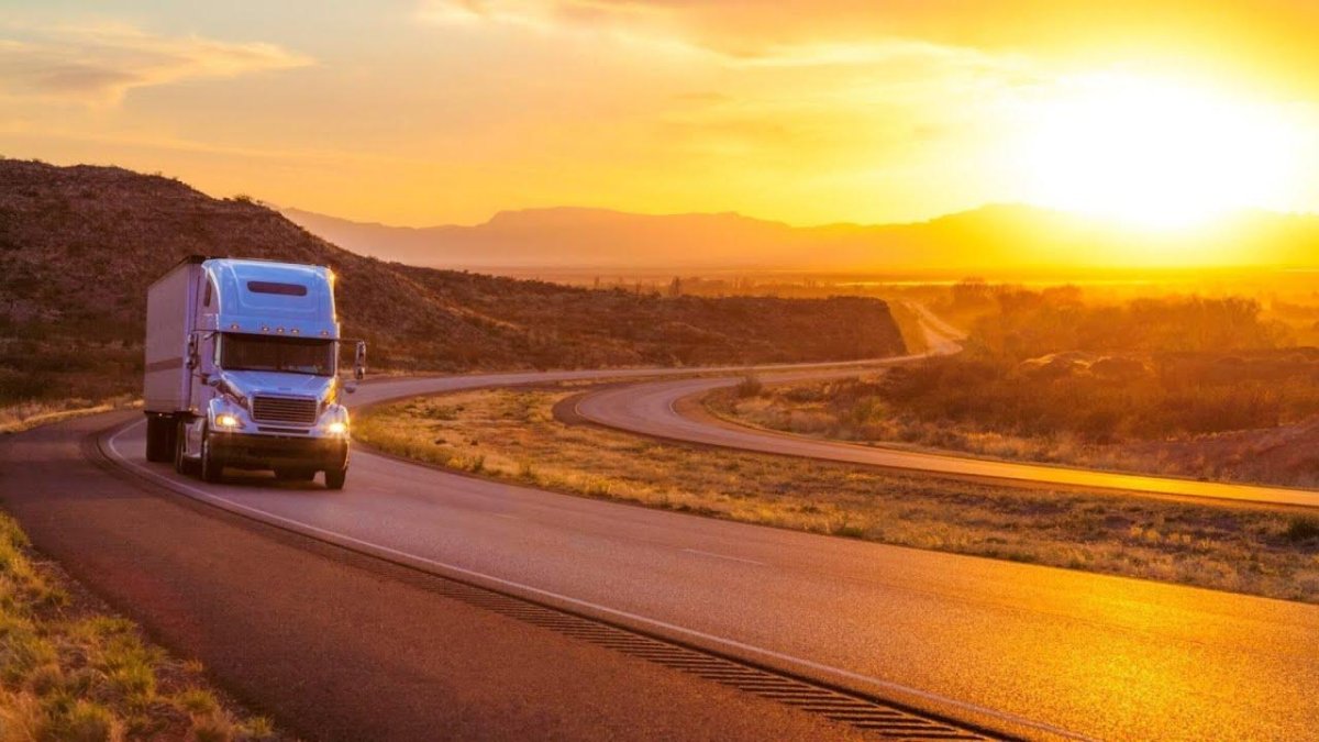 Грузовой автомобиль на дороге
