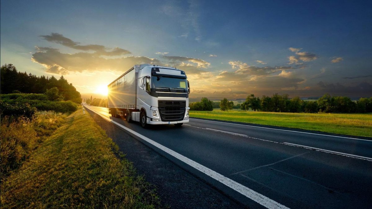 Фура на дороге