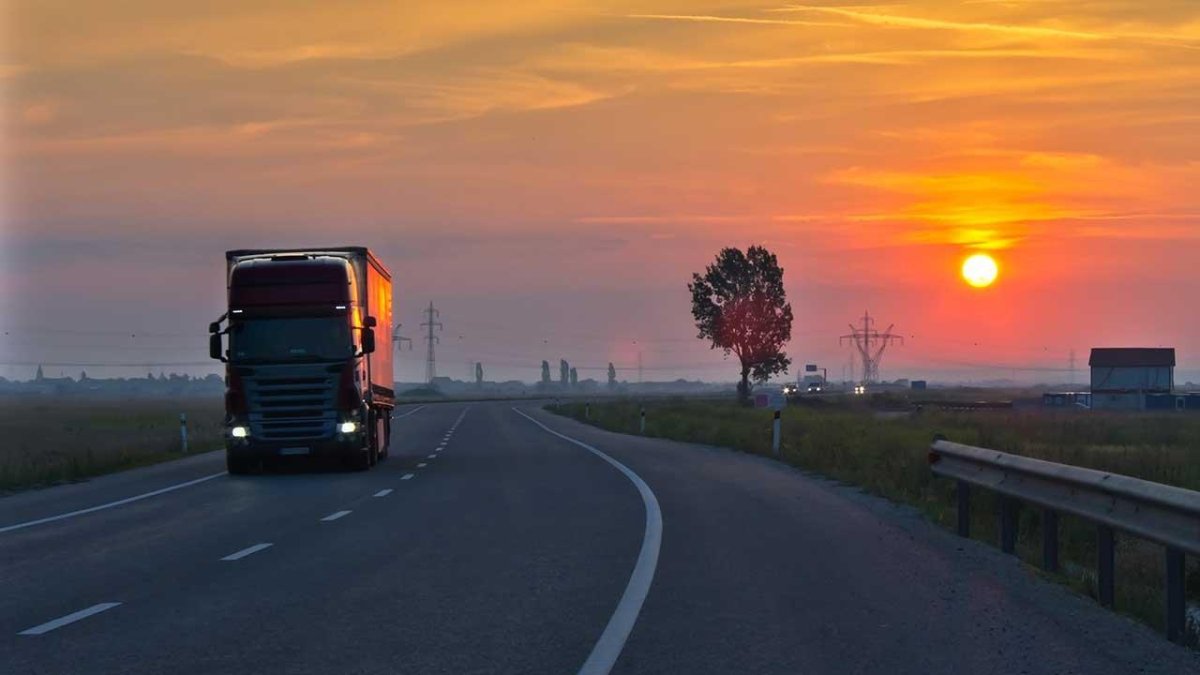 Фура на закате