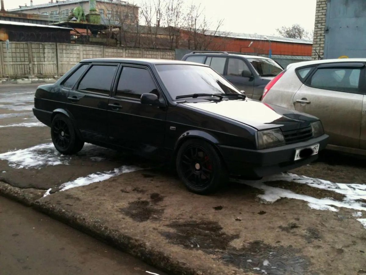 ВАЗ 21099 черная тонированная на дисках