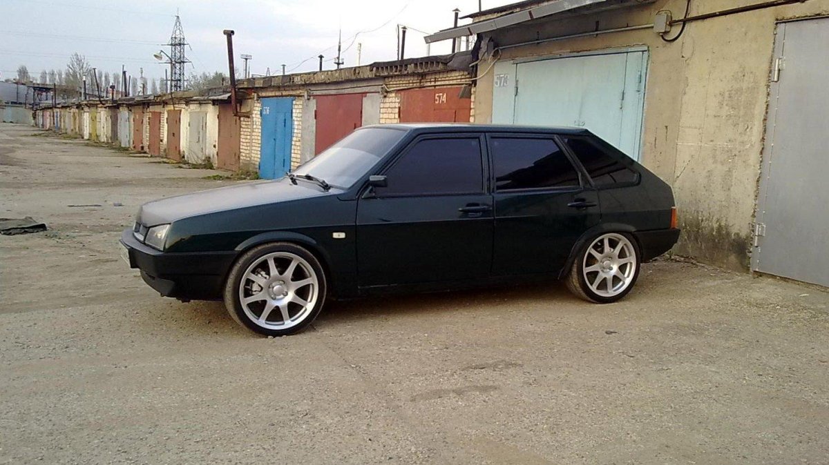 ВАЗ 2109 черная на литье