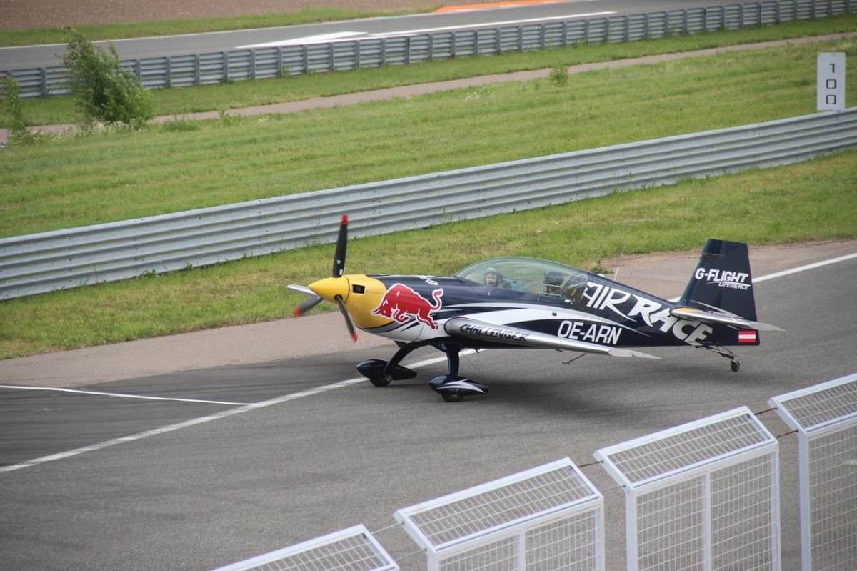 Спортивный самолет Red bull