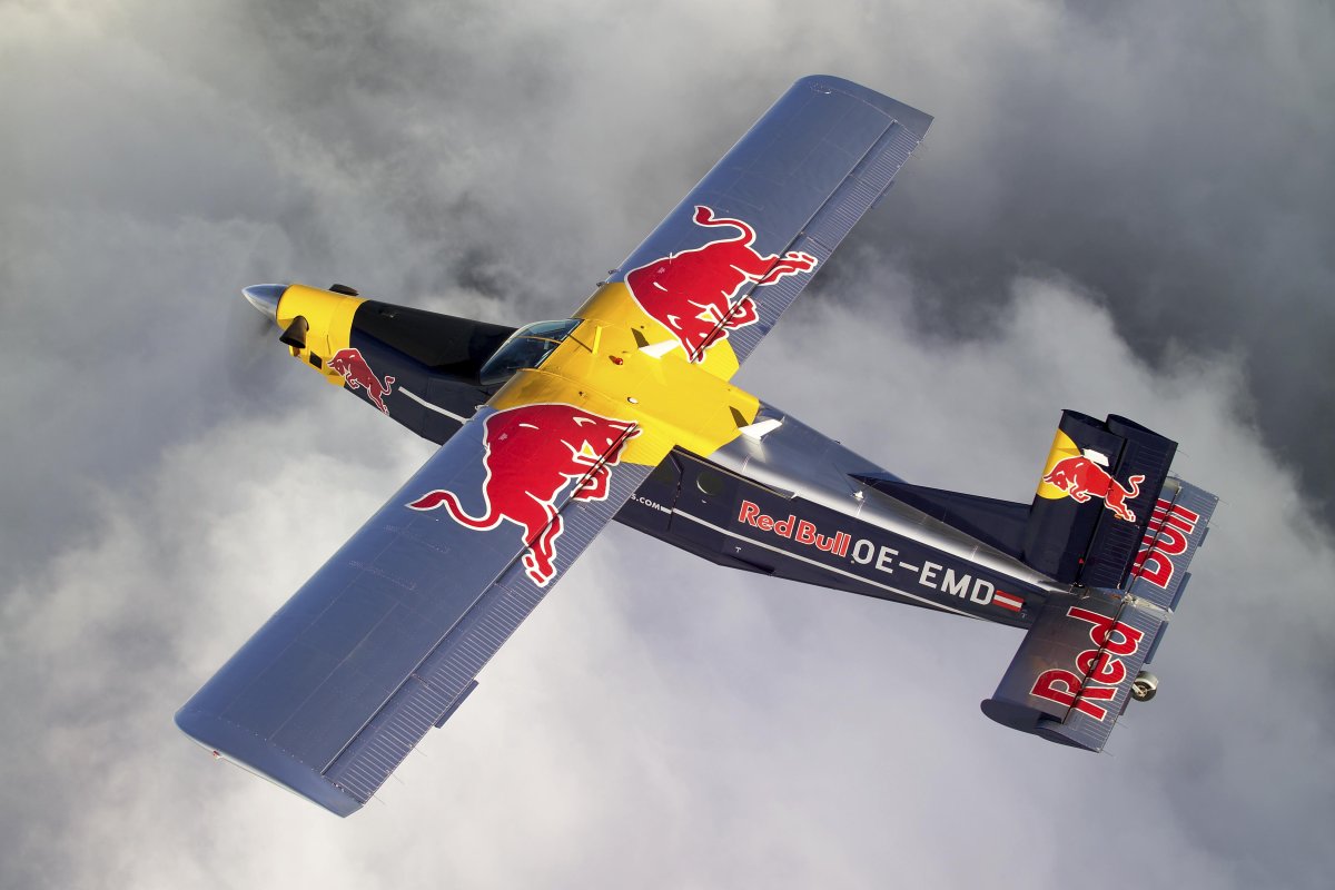 Самолет ред Булл