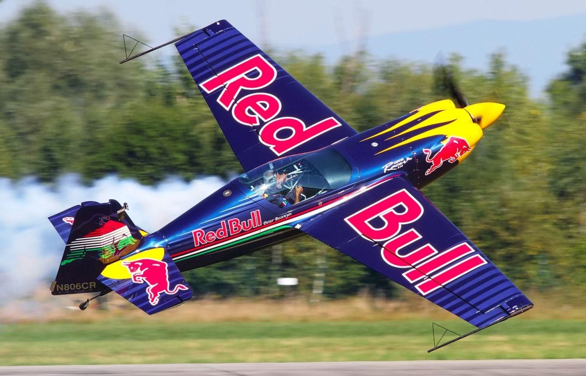 Пилотажный самолет Red bull
