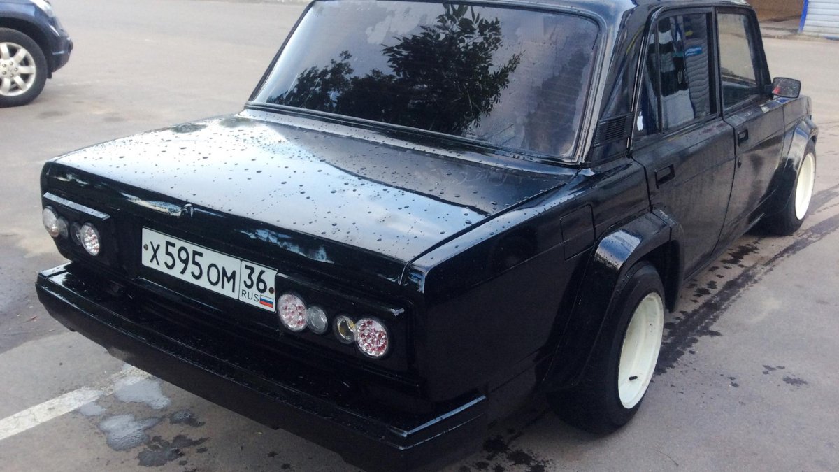 ВАЗ 2107 черного цвета