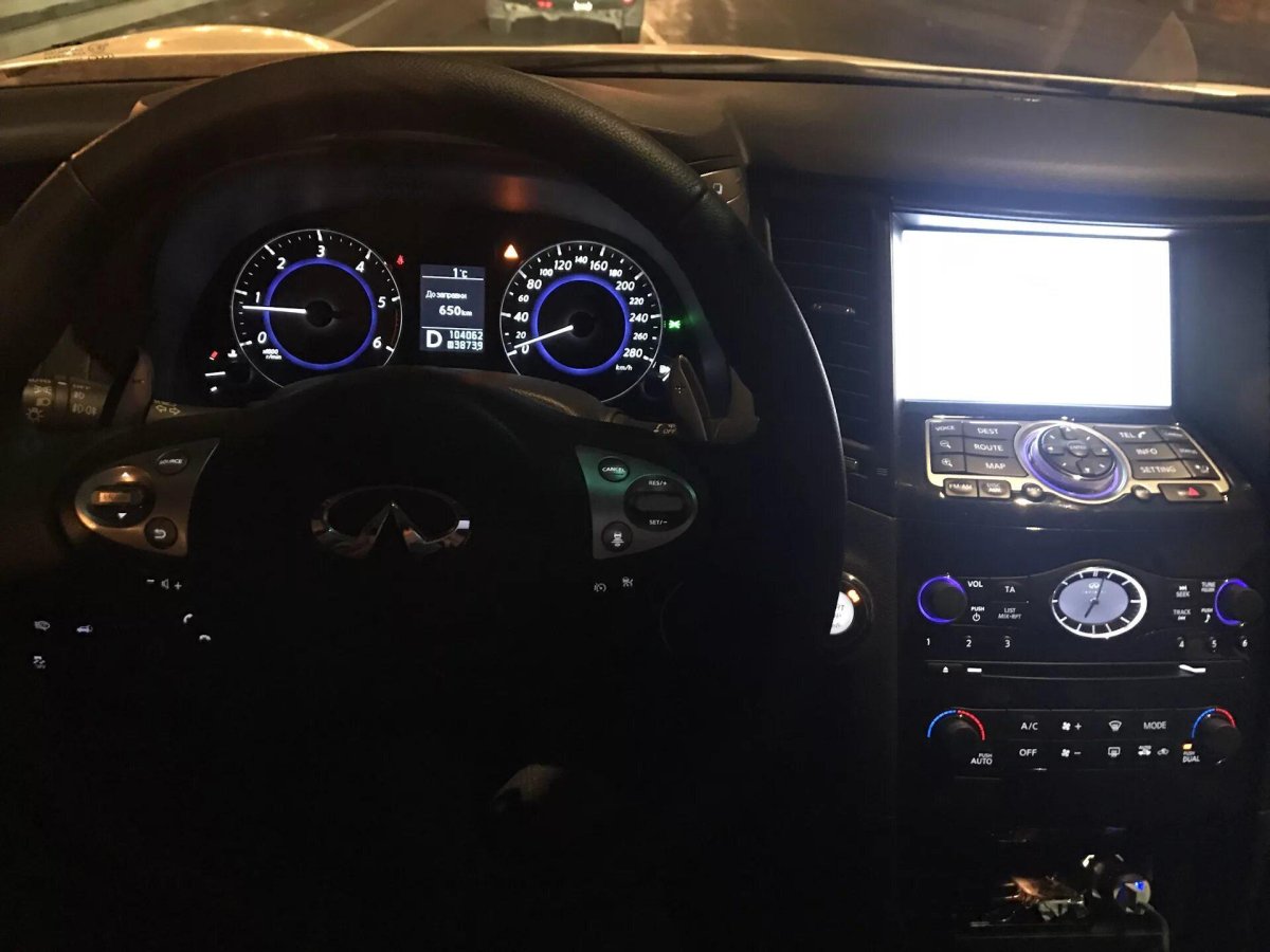 Салон Инфинити ФХ 37 ночью