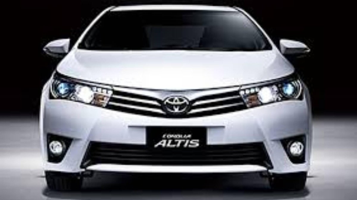 Тойота Corolla Altis