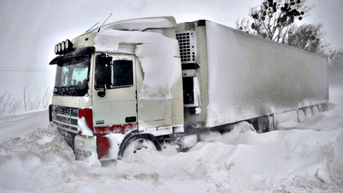 Фура в сугробе