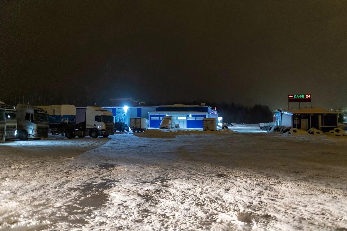 Стоянка грузовиков ночью