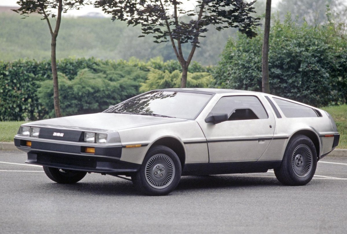 DELOREAN DMC-12