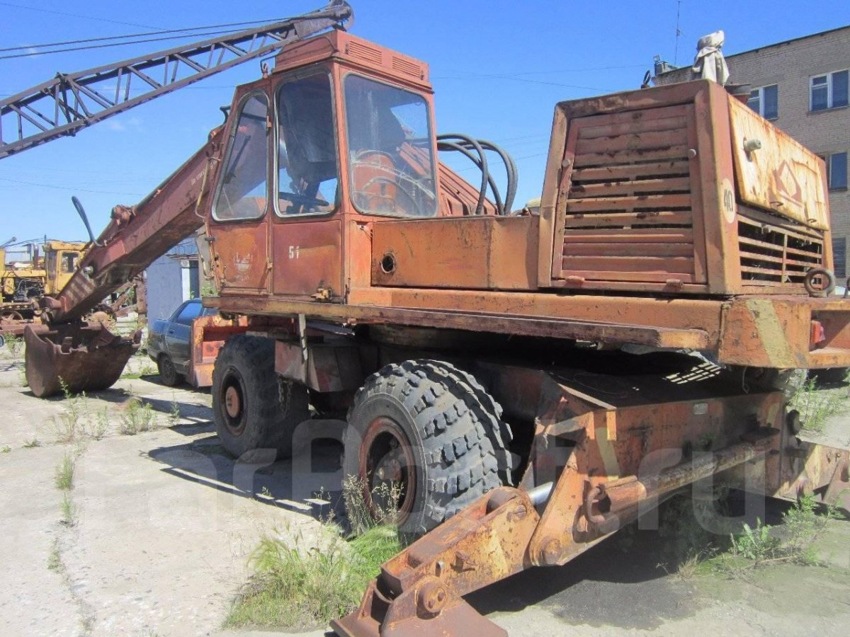 ЭО 4321 красный экскаватор