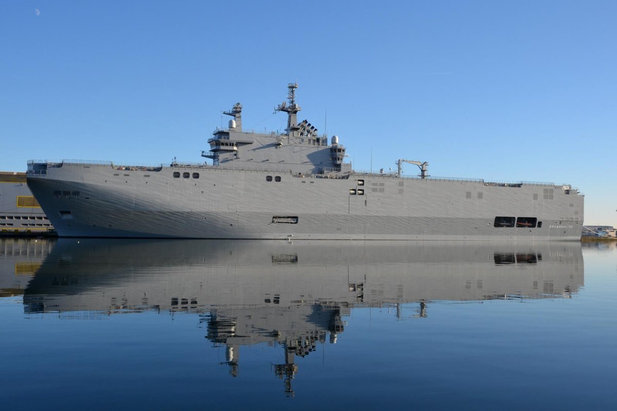 Десантный корабль (УДК) "Триест" (Trieste).