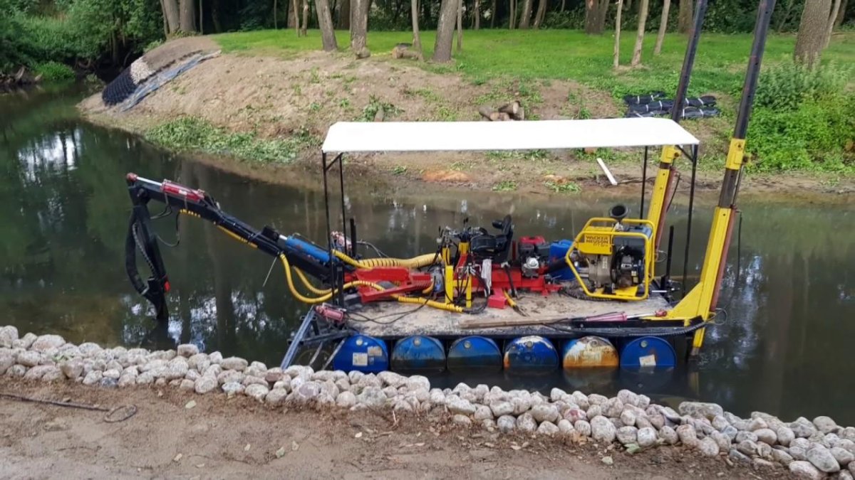 Мини земснаряд для очистки водоемов