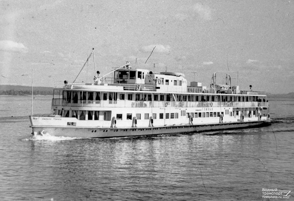 Теплоход Глинка