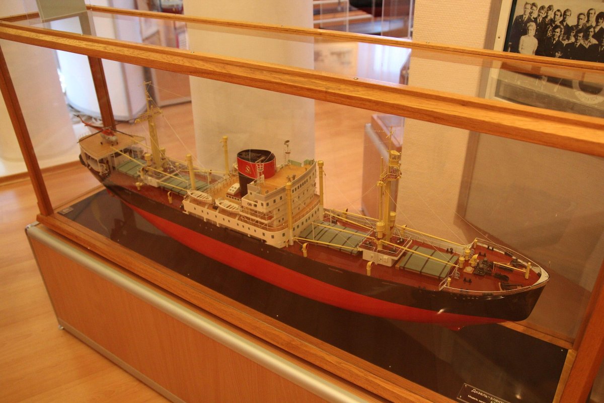 Дизель электроход Обь