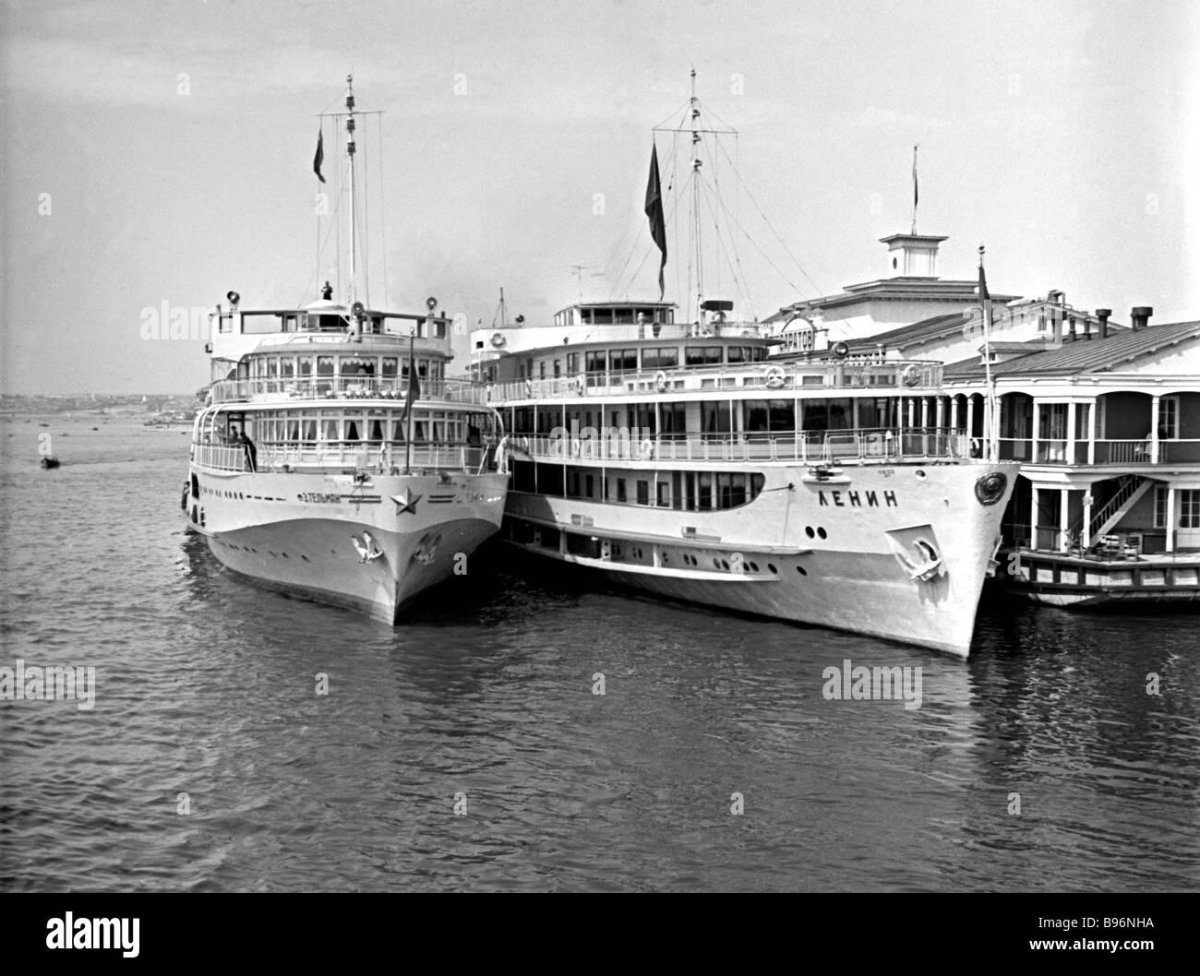 Теплоход Эрнст Тельман