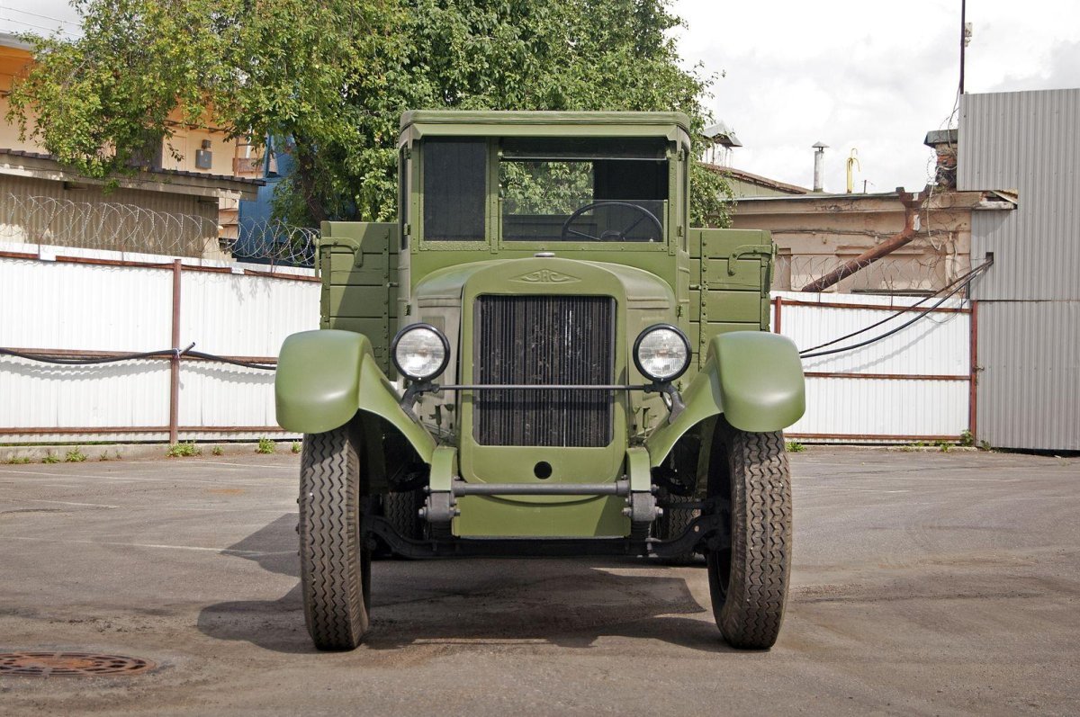 Грузовик ЗИС-6.