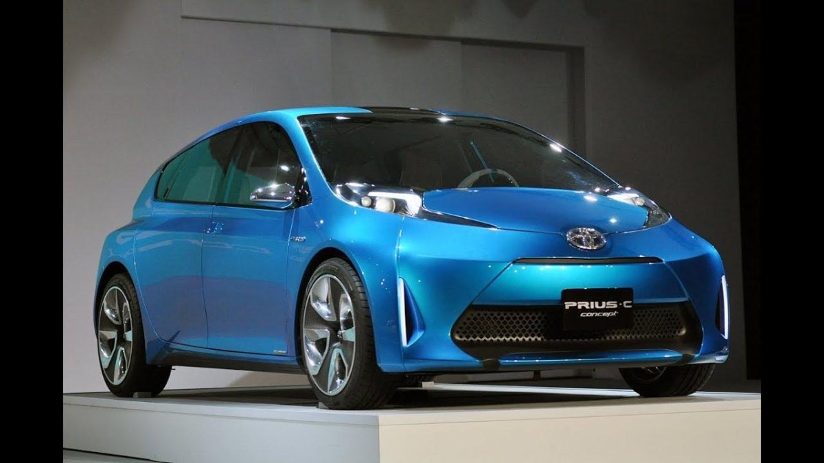 Тойота Приус 2021